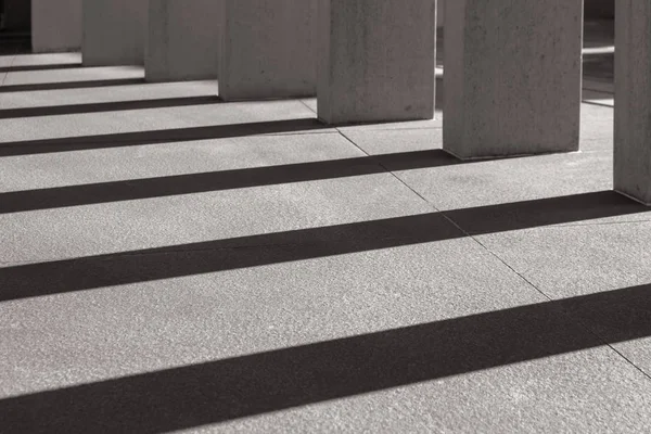 Abstraktes Schwarz Weiß Bild Von Licht Und Schatten Auf Betonboden — Stockfoto