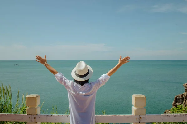 Sommerurlaub Und Reisekonzept Asiatin Steht Entspannt Auf Klippe Sie Freut — Stockfoto