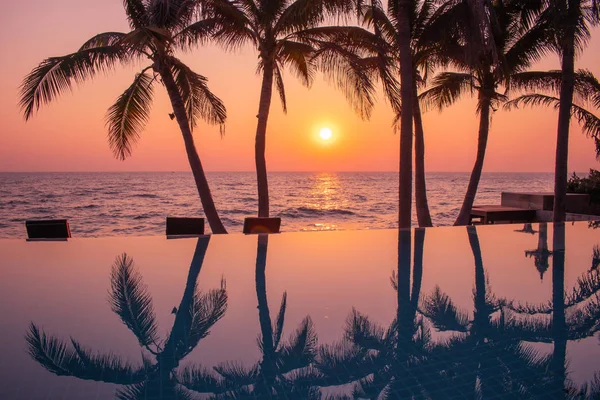 Hermosa Vista Del Paisaje Marino Tiempo Oro Silueta Cocoteros Con —  Fotos de Stock