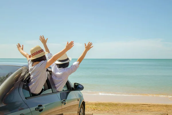 Sommerurlaub Und Autotour Konzept Familienausflug Meer Frau Und Kind Heben — Stockfoto