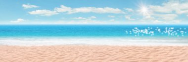 Yaz Tatili ve Seyahat Tatili Konsepti: Arkaplanda kumsal ve mavi gökyüzünün tropik güzel deniz manzarası.