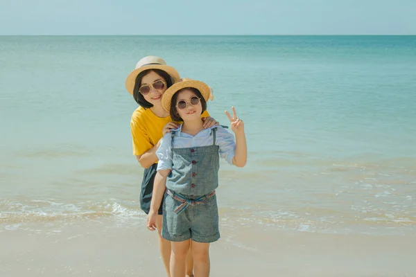 Yaz Tatili Seyahat Konsepti Kadın Çocuk Kumsalda Dinleniyor Mutluluktan Uçuyorlar — Stok fotoğraf