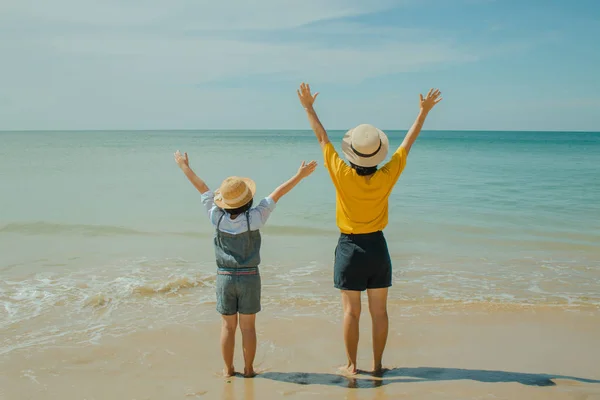 Sommerurlaubs Und Reisekonzept Frau Und Kind Freuen Sich Sie Stehen — Stockfoto