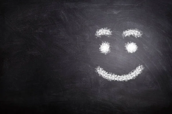 感情的なコンセプト 黒板に白いチョークの笑顔のアイコンのシンボルを手書き — ストック写真