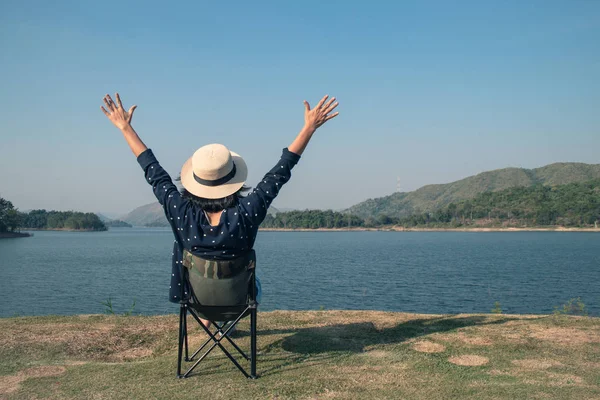 Urlaubs Und Reisekonzept Asiatin Trägt Hut Und Sitzt Entspannt Auf — Stockfoto