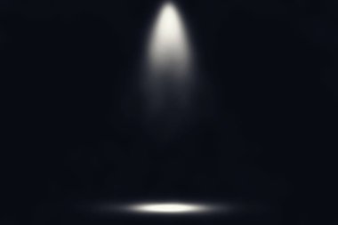 Leke ışıklı beyaz sahne ve siyah arka planda sis. 