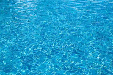 Soyut görüntü güneş ışığı yüzme havuzundaki mavi suyun yüzeyine yansıyor. (Seçici odaklanma)