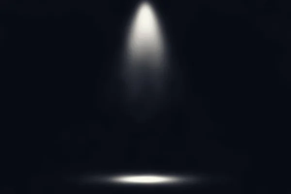 Weiße Bühne Mit Spotbeleuchtung Und Nebel Vor Schwarzem Hintergrund — Stockfoto