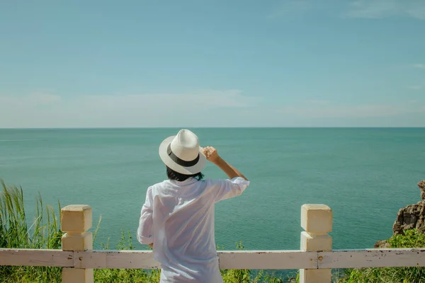 Sommerurlaub Und Reisekonzept Asiatin Steht Entspannt Auf Klippe Freut Sich — Stockfoto