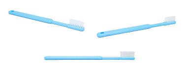 Mavi diş fırçası seti beyaz arkaplanda izole edildi.