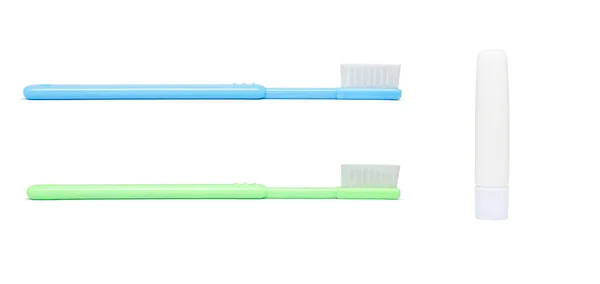 Nahaufnahme Grüne Und Blaue Zahnbürste Mit Zahnpasta Isoliert Auf Weißem — Stockfoto