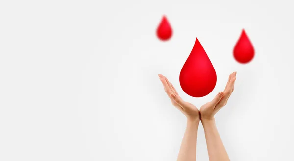 Concepto Mundial Donación Sangre Mano Femenina Sosteniendo Sangre Roja Cayendo — Foto de Stock