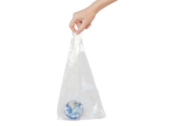 Ekoloji ve Çevre Konsepti: Beyaz arka planda izole edilmiş plastik poşette mavi gezegeni tutan kadın eli. (Bu görüntünün elementleri Nasa tarafından döşenmiştir..)
