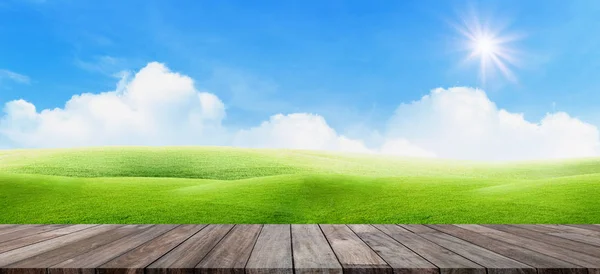 Holztisch Mit Schöner Landschaft Blick Auf Grünes Gras Natürliche Wiese — Stockfoto