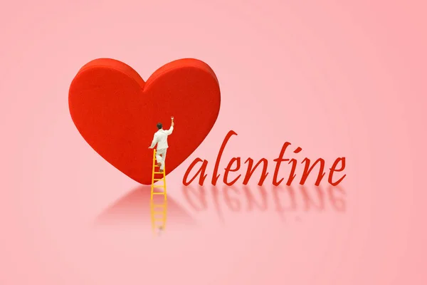 Valentine Koncept Miniaturní Figurka Postava Jako Malíř Malování Červené Srdce — Stock fotografie