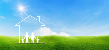 Mutlu Aile Kavramı: Arka planda yeşil doğal ve güneş ışığı olan yeşil çayır tarlasında aile ve ev ikonları.