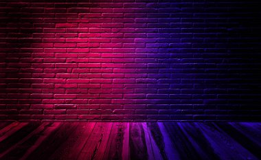 Boş stüdyo, siyah tuğla duvar, ahşap zemin ve ışık efekti kırmızı ve mavi..
