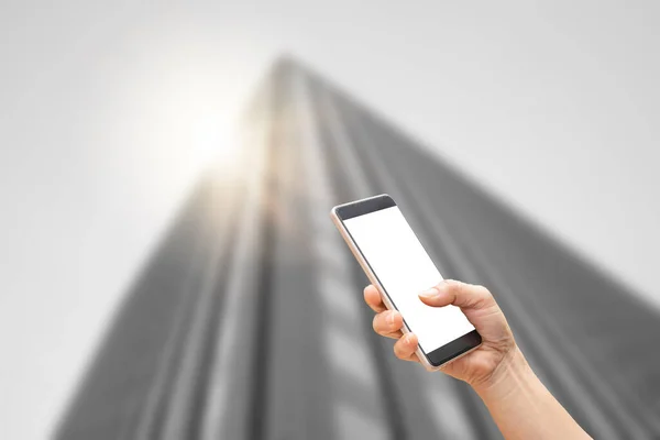 Affärskommunikation Koncept Hand Hålla Svart Smartphone Med Suddiga Byggnader Bakgrunden — Stockfoto