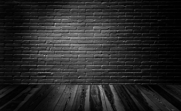 Puste Studio Ciemny Pokój Czarny Cegły Ściany Drewnianą Podłogą — Zdjęcie stockowe