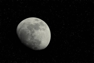 Gece gökyüzünde uzaydan yarım ay görünümü. (Nasa tarafından döşenmiş bu görüntünün elemanları.)