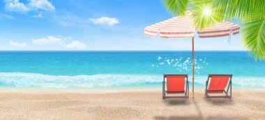 Yaz Tatili ve Tatil Gezisi Konsepti: Sahilde deniz manzarası ve mavi gökyüzü manzaralı plaj koltuğu ve şemsiyesi.