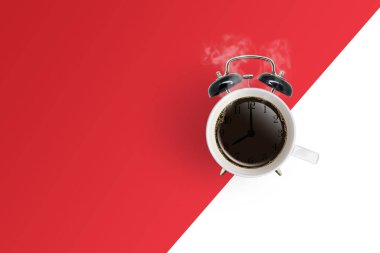 Kahve Zamanı Konsepti: Kırmızı ve beyaz arkaplanda kahve fincanı bulunan Retro siyah alarm saatinin üst görünümü.