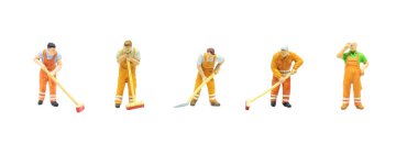 Beyaz arka planda izole edilmiş şekilde poz veren minyatür insanlar.