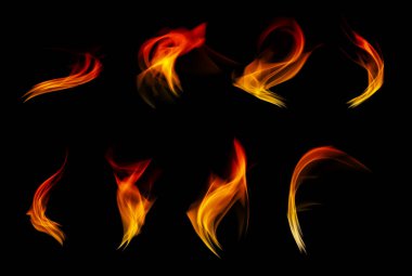 Turuncu ateş grubu veya alevler siyah arkaplanda izole edildi.