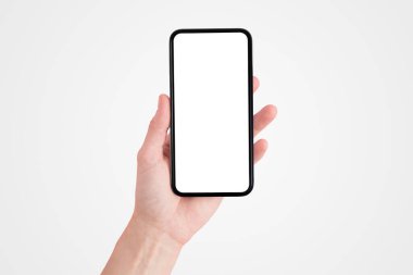 İş İletişimi Konsepti: Gri arkaplanı olan eski siyah akıllı telefon.