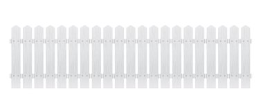 Beyaz arka planda izole edilmiş uzun beyaz ahşap çit.
