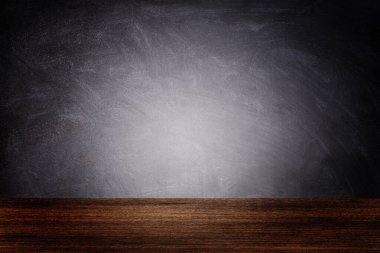 Tebeşir tahtasının boş uzay karanlık odası ya da ahşap zeminli kara tahta.
