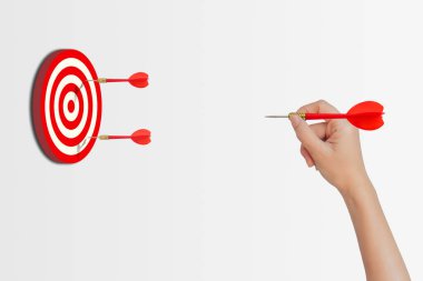 İş ve Pazarlama Konsepti: El ele tutuşmak ve dart tahtasına atmak.