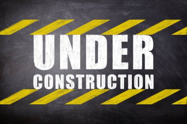 İnşaat ve İnşaat Konsepti altında: Tebeşir karalama altında beyaz metin.