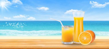 Yaz Tatili Konsepti: Hoş geldiniz portakal suyu kokteyli. Arka planda mavi su ve deniz manzaralı ahşap masaya koyun..