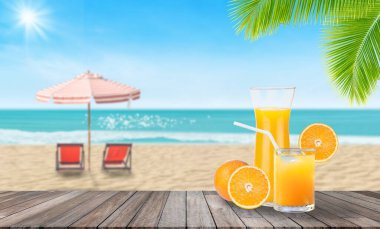 Yaz Tatili Konsepti: Hoş geldiniz portakal suyu kokteyli ahşap masaya konulmuş bulanık mavi su ve arka planda deniz manzaralı.