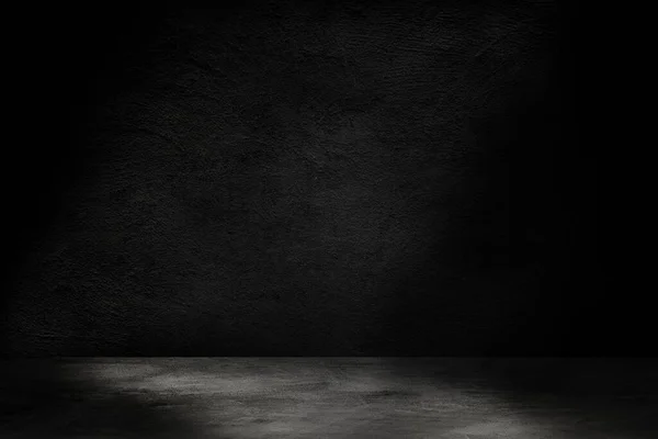 스튜디오의 어두운 콘크리트 바닥의 공간밝은 샤워기로 질감을 — 스톡 사진
