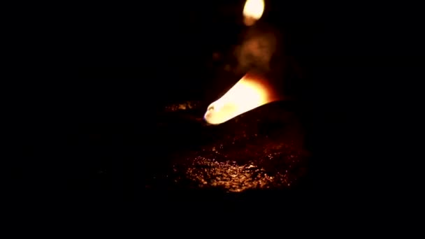 在黑暗的背景下燃点蜡烛 — 图库视频影像