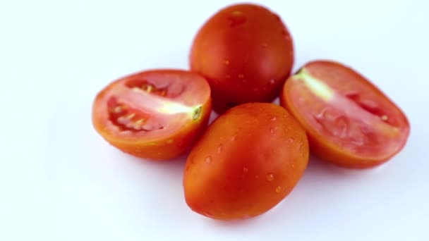 Gesneden Tomaten Witte Achtergrond — Stockvideo