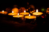 Hořící svíčky na tmavém pozadí