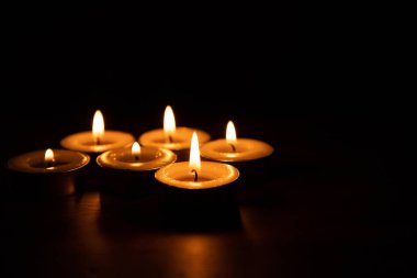 Koyu arkaplanda mumlar yakılıyor