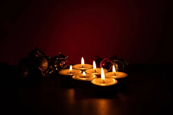 어두운 배경에서 촛불을 밝히는 — 스톡 사진