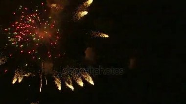 Gece gökyüzünde havai fişekler patlıyor