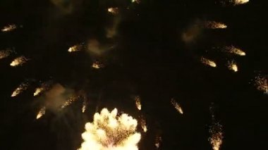 Gece gökyüzünde havai fişekler patlıyor