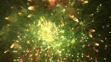 Gece gökyüzünde havai fişekler patlıyor