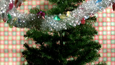 ağır çekim garland Noel ağacı üzerine