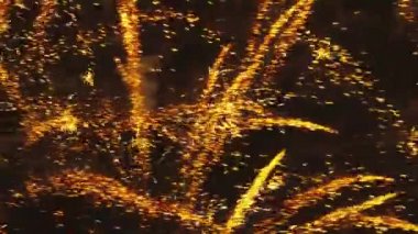 Yakınlaştırılmış çok renkli havai fişek patlayan