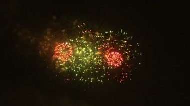 Gece gökyüzünde havai fişekler patlıyor
