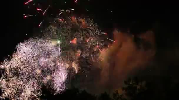 Explosões de faísca do céu — Vídeo de Stock