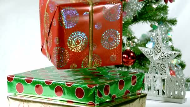 Veselé Vánoce a padající dárky — Stock video