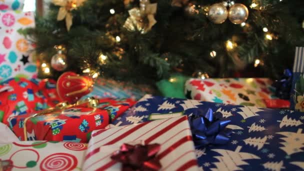 Regalos por árbol de Navidad — Vídeos de Stock